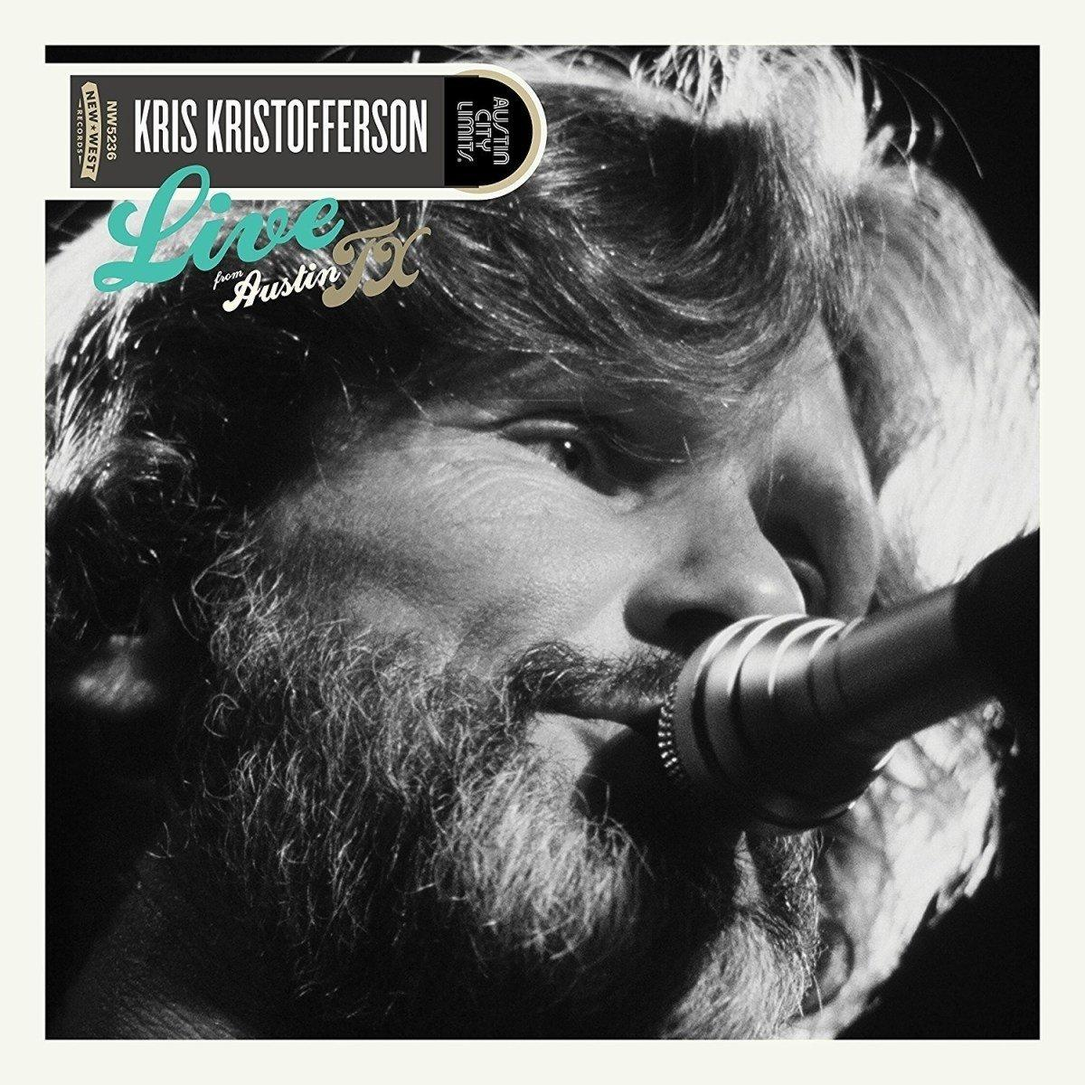 Kris Kristofferson fekete-fehérben. Közeli kép mikrofonnal. 'Live' felirat, Austin City Limits.