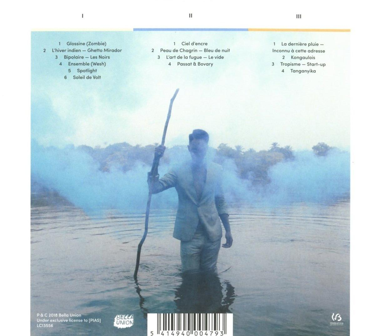 Man in het water met een stok. Albumhoes met tracklist en artiestennaam.