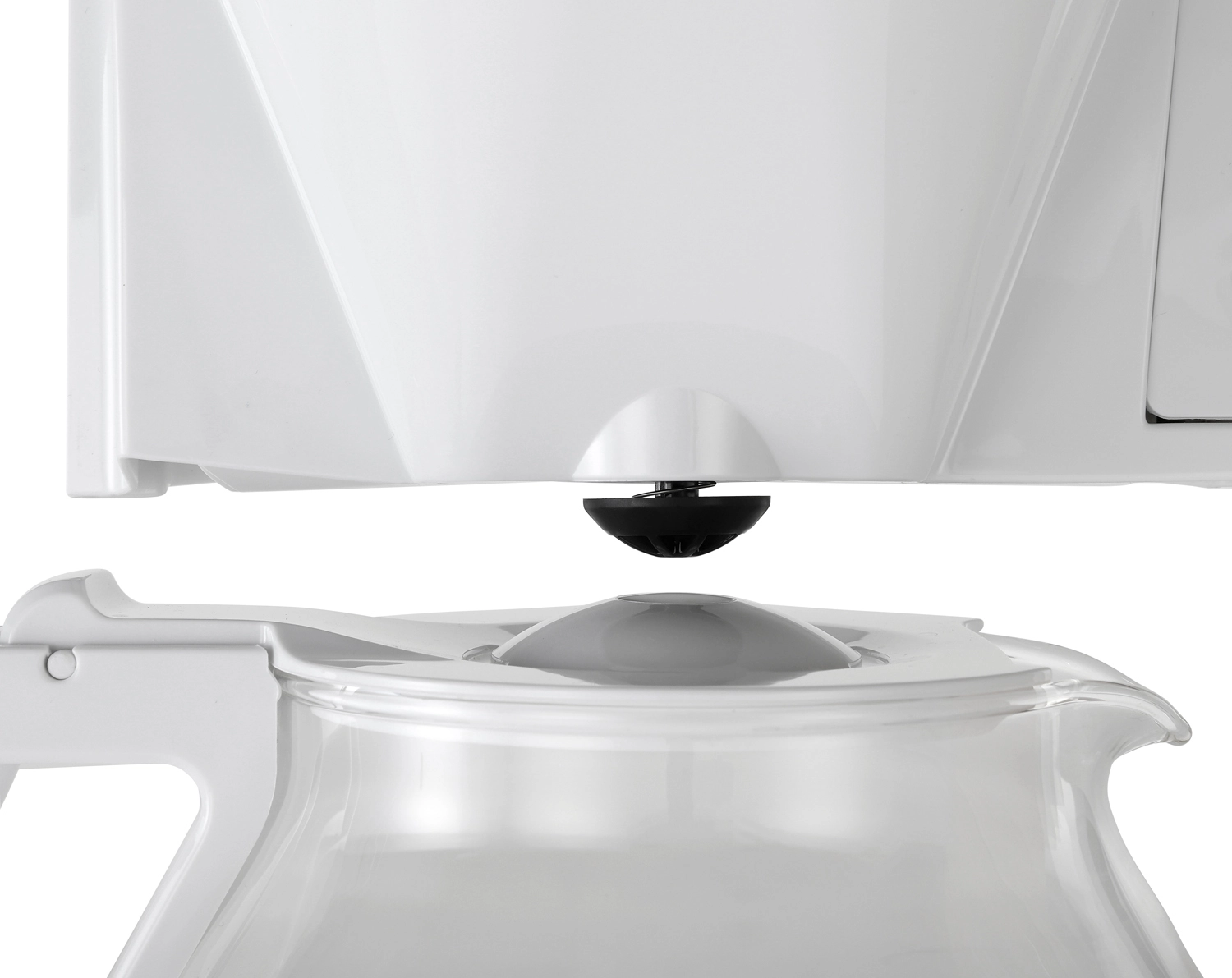 Gros plan de la partie supérieure d'une cafetière blanche et d'une carafe en verre en dessous.