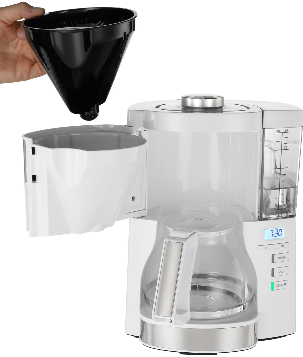 Une cafetière blanche avec une carafe en verre. Un filtre noir est inséré. L'affichage numérique indique 7:30.