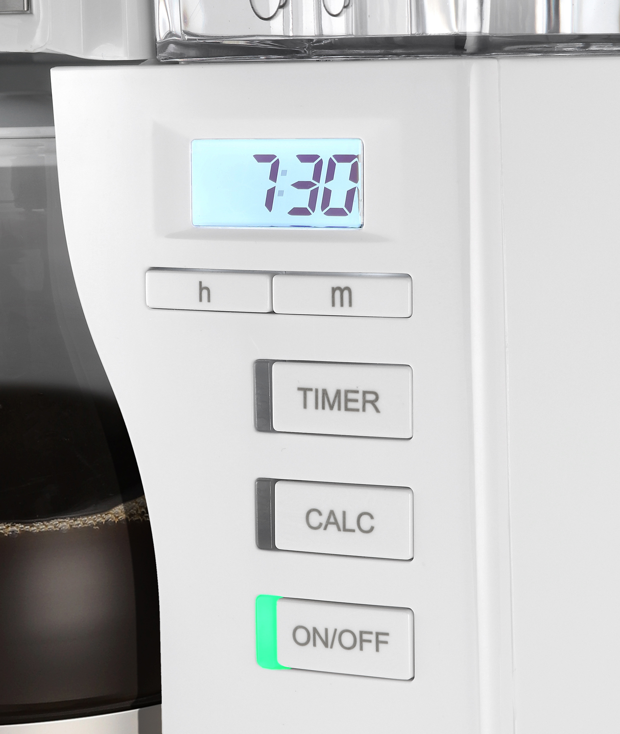 Gros plan d'une cafetière blanche avec une minuterie numérique.