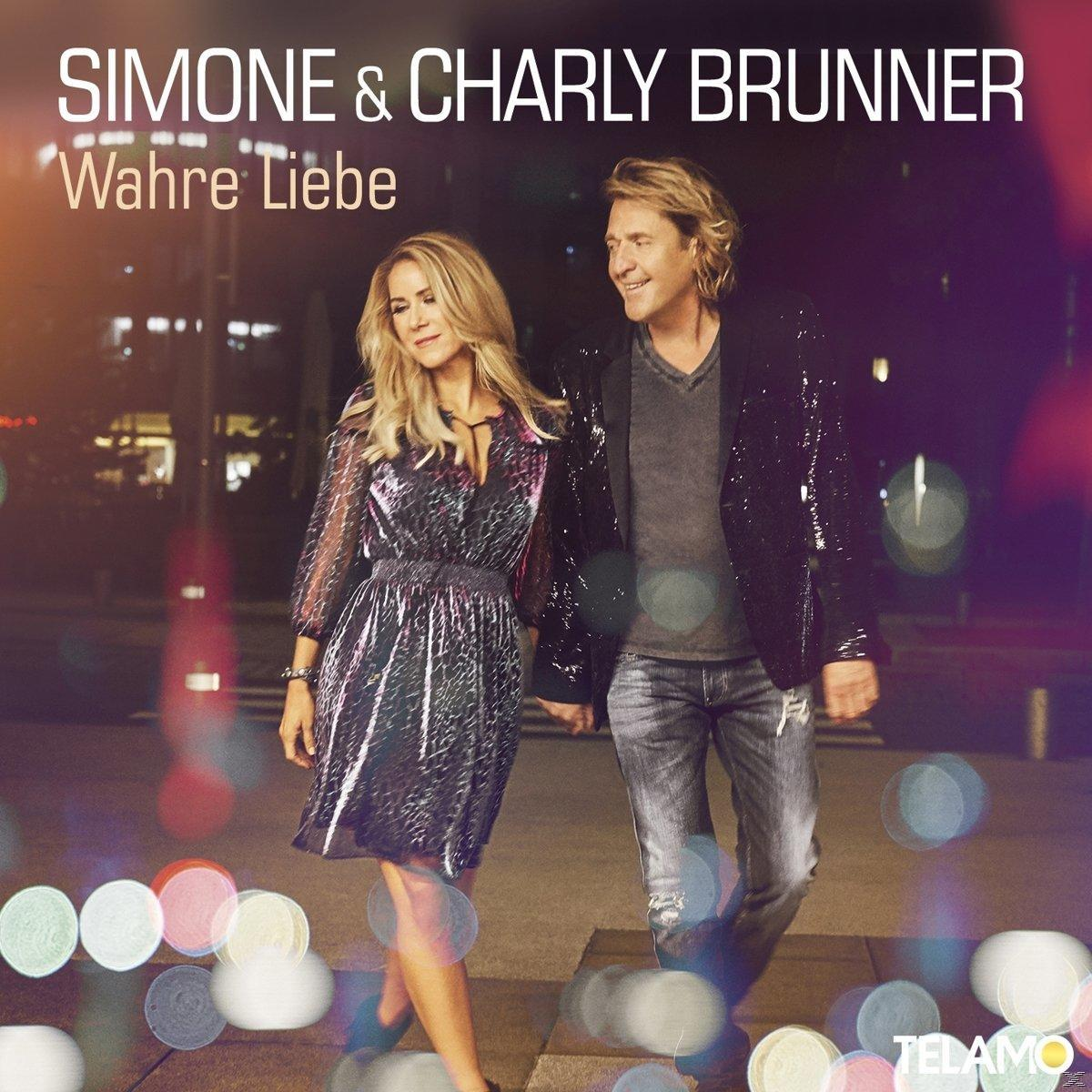Zwei Personen gehen, Hintergrund Stadt, 'Simone & Charly Brunner' und Text 'Wahre Liebe' auf Cover.