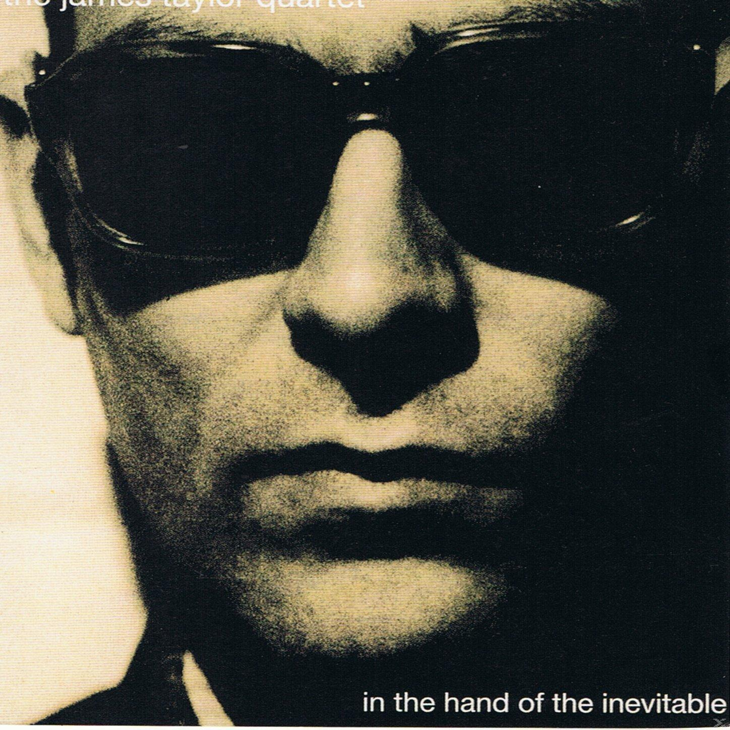 Close-up van een man met zonnebril. De afbeelding is zwart-wit met een vintage uitstraling. Tekst: 'In the hand of the inevitable'.