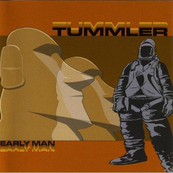 Albumcover mit einer Figur im Raumanzug. Zwei Steinköpfe im Hintergrund. Braune und graue Farben.