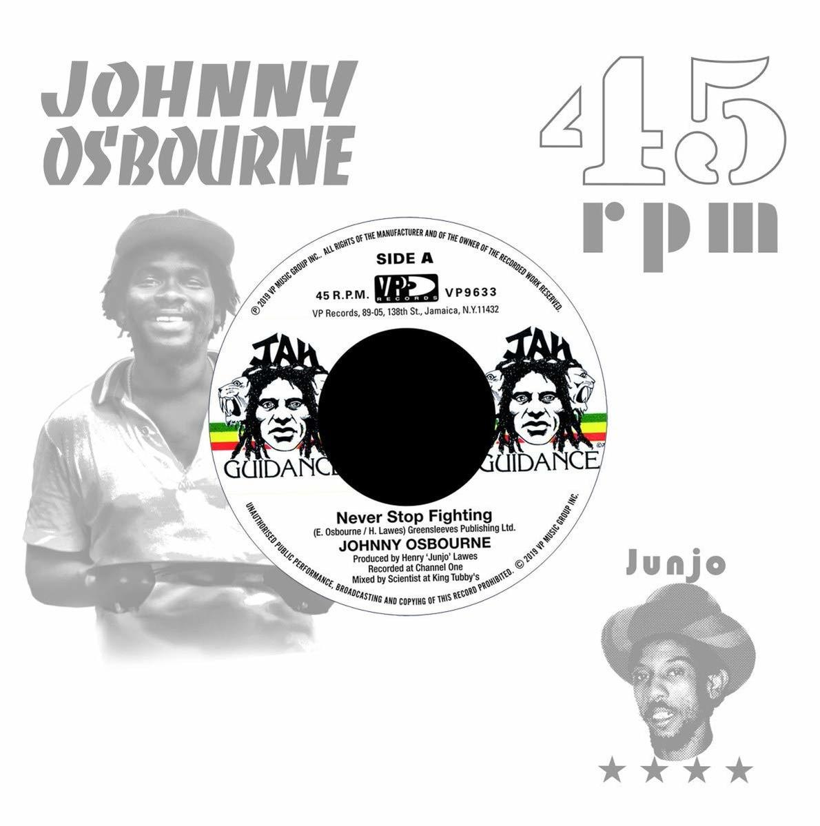 Ein Johnny Osbourne-Label mit einem Porträt, dem Text 'Never Stop Fighting' und der 45 U/min-Markierung.