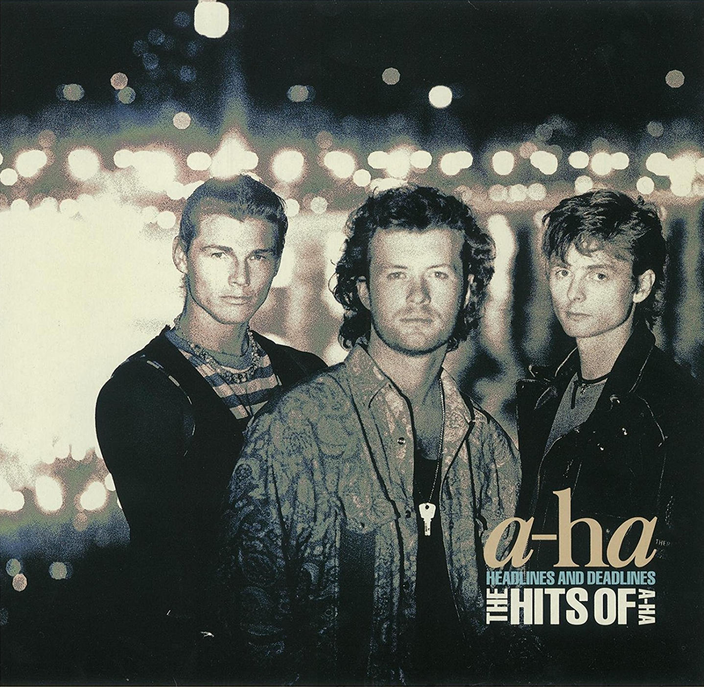 Három férfi elmosódott háttér előtt. Az 'a-ha' album borítója 'Headlines and Deadlines' címmel.
