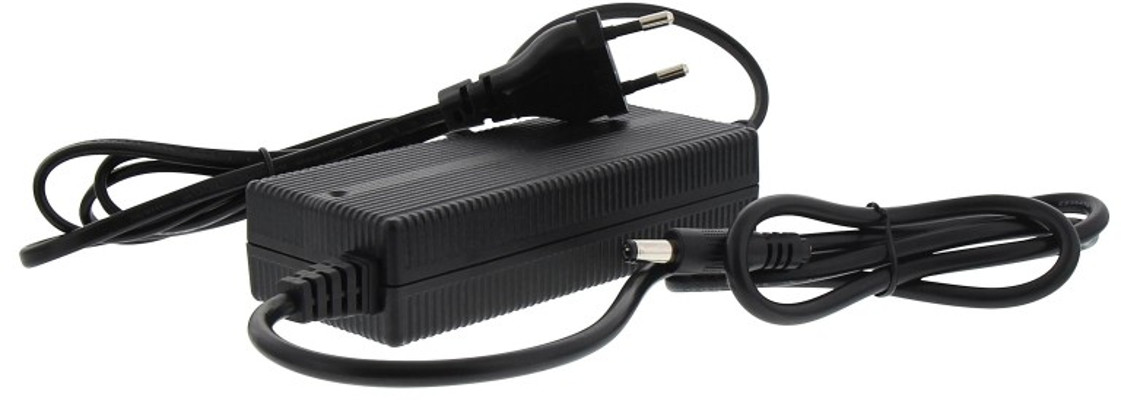 Adaptateur secteur : Noir, rectangulaire avec une prise et un cordon. Fond blanc, gros plan de l'appareil.