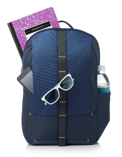 Mochila con cuaderno, tableta, gafas de sol y botella de agua.