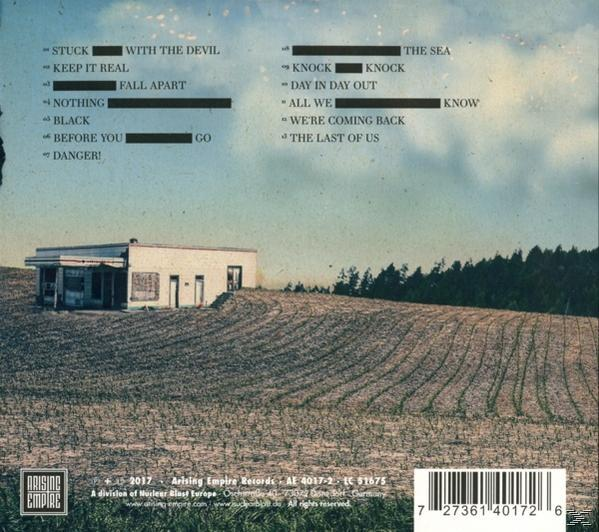 Albumcover mit Text und einer ländlichen Szene: ein Feld, ein Haus und eine Straße unter einem bewölkten Himmel.