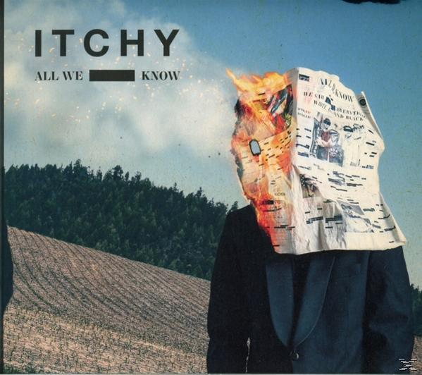 Itchy-Albumcover, eine Person mit Zeitungskopf auf einem Feld, mit bewölktem Himmel und einer entfernten Baumreihe.