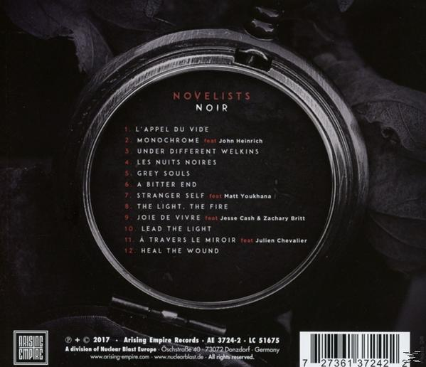 CD-Cover mit Titelliste. Schwarzer Hintergrund, kreisförmiges Design, Text in Weiß.