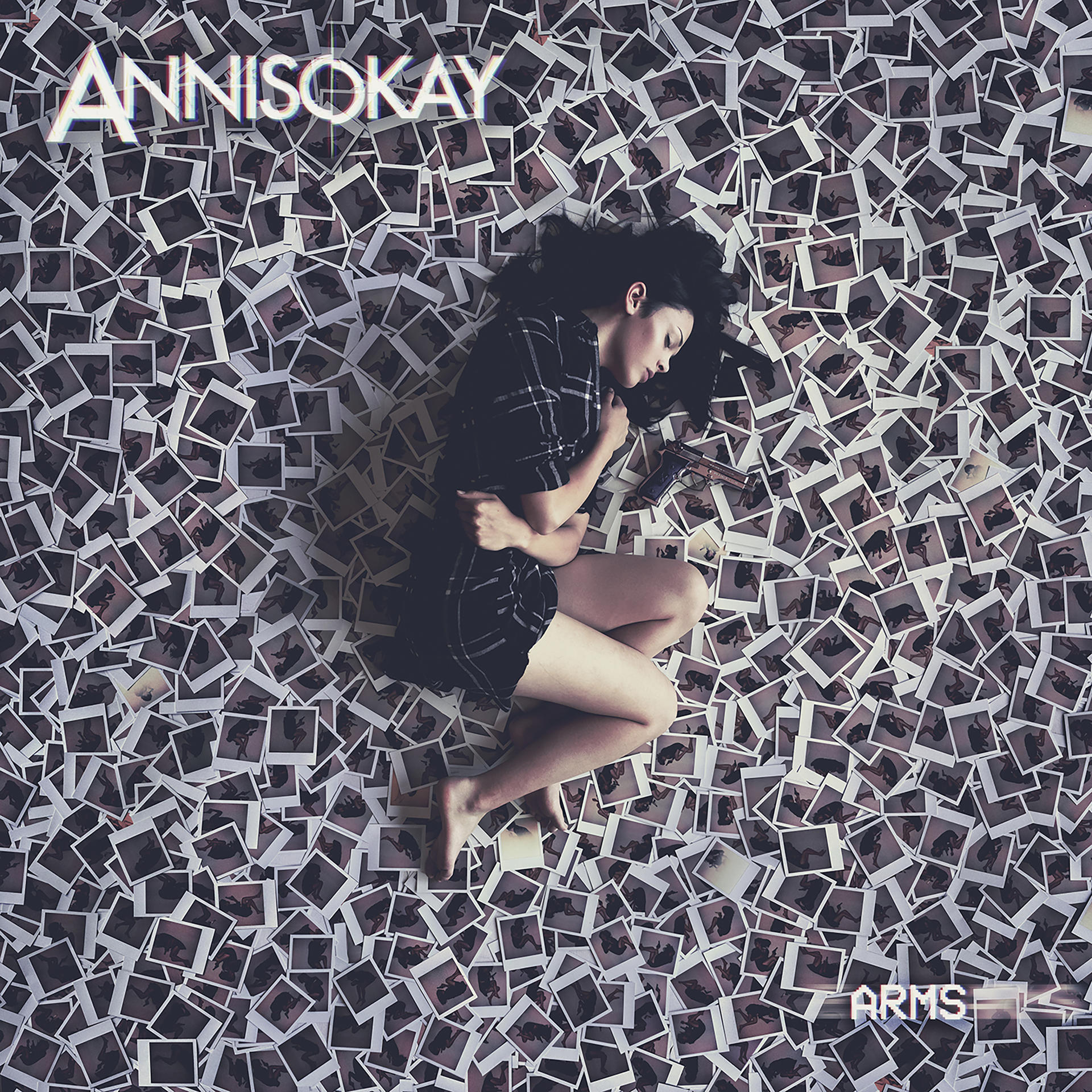 Albumcover: Frau liegt auf Fotos, mit dem Wort 'ANNISOKAY'.
