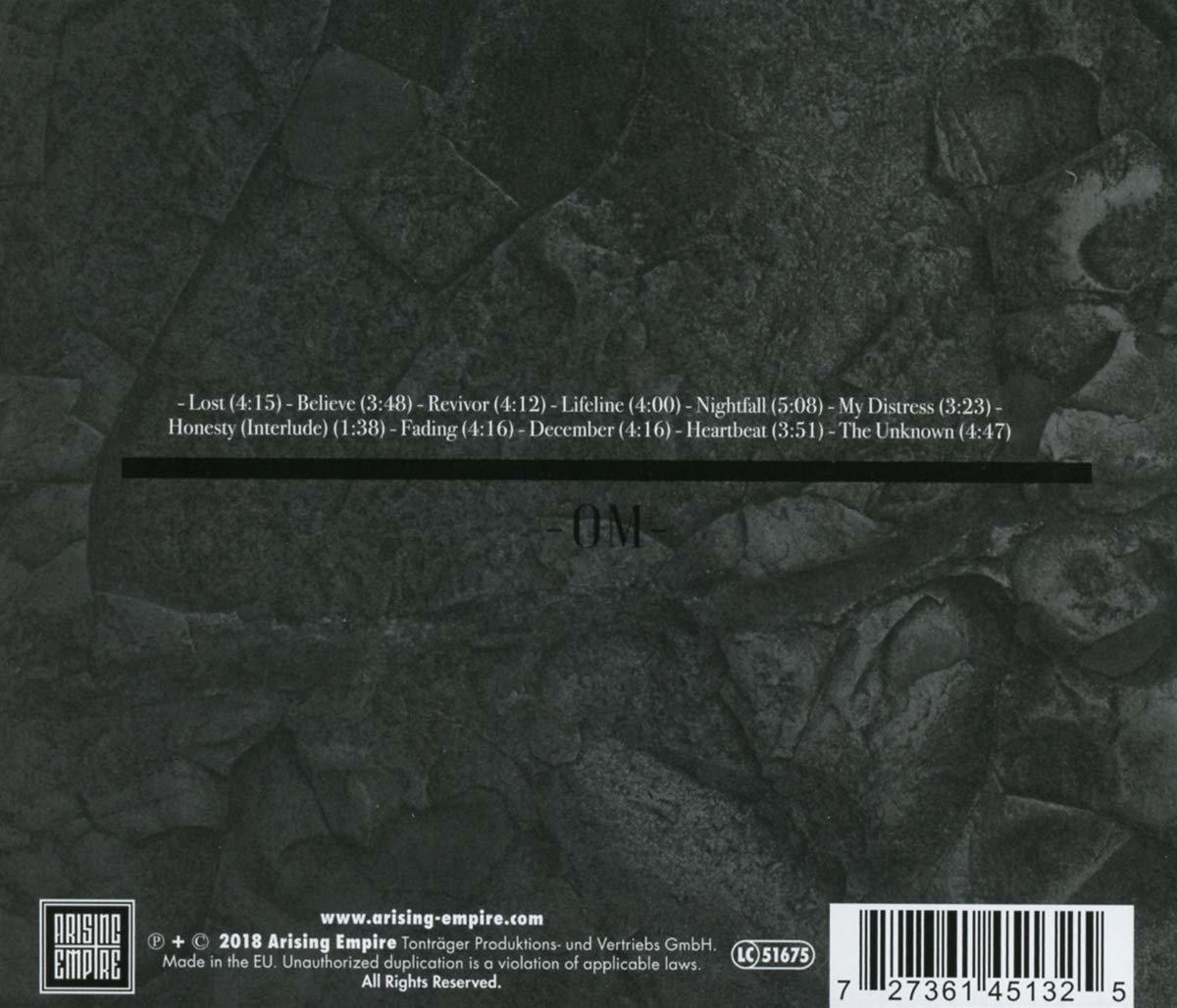 CD-Albumcover mit Songtiteln und einem Logo. Der Hintergrund ist dunkel und strukturiert.