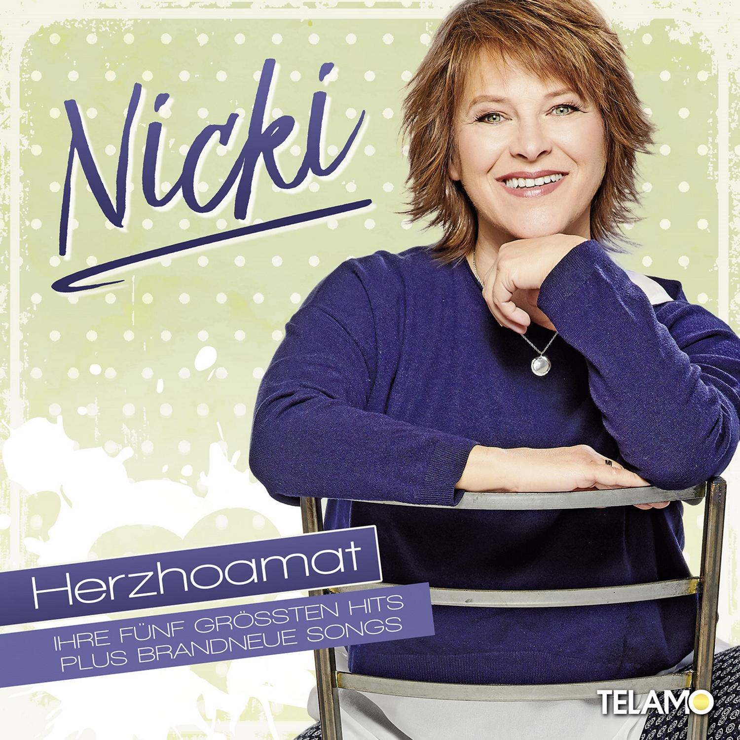 Albumcover von Nicki, lächelnd, sitzend, mit Text und hellgrünem Hintergrund mit Tupfen.