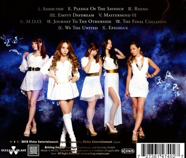 Rückseite eines Musikalbums mit fünf Frauen, die in weißen Kleidern posieren.