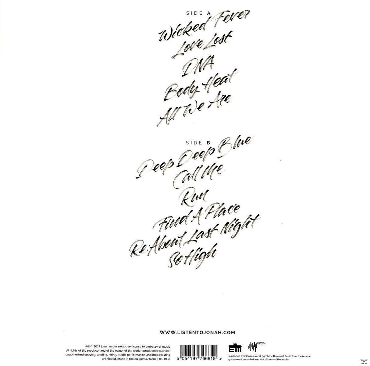 Weißes Albumcover mit handschriftlichen Songtiteln. Seite A und B sind sichtbar.