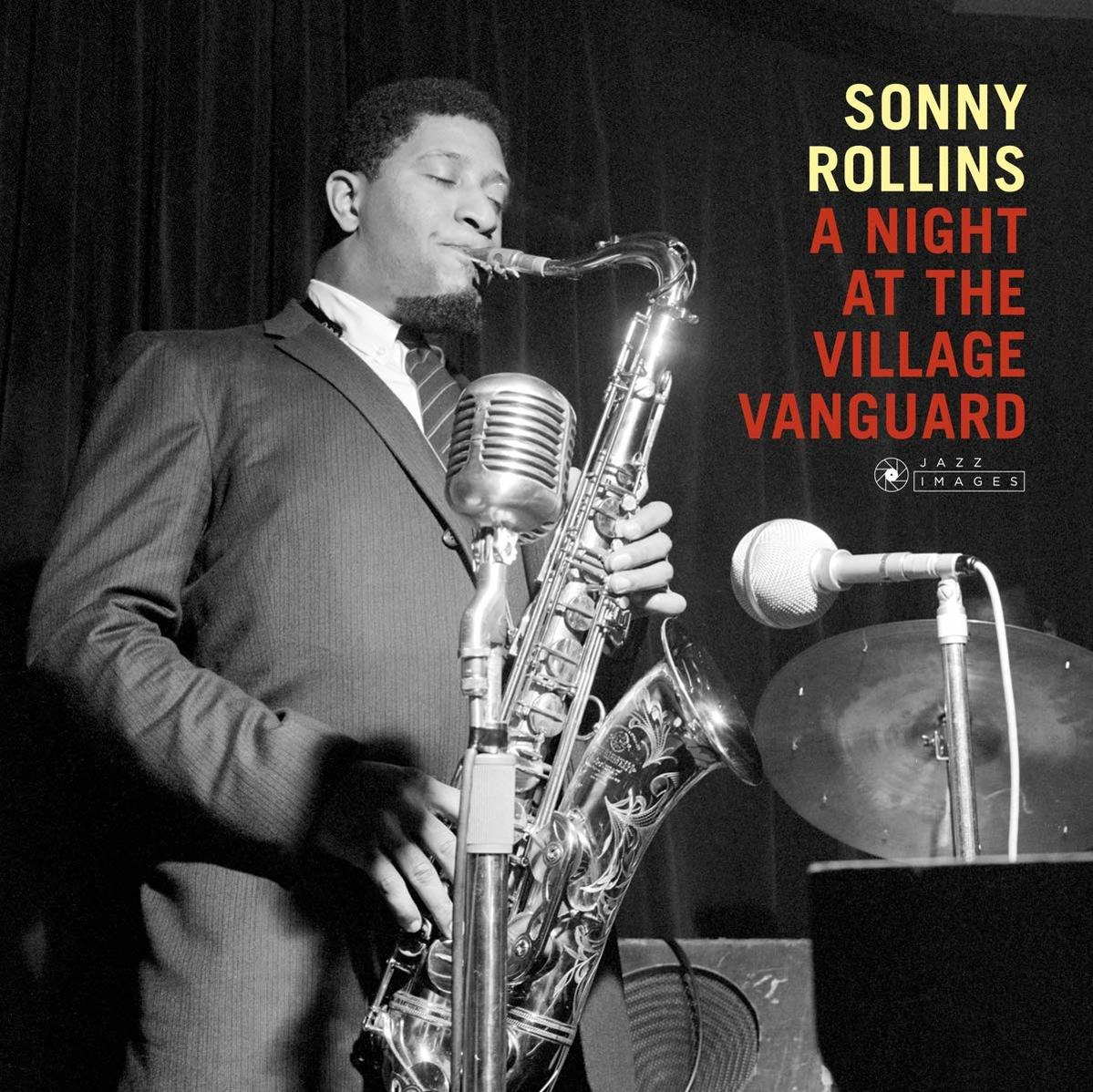 Album borító fekete-fehér fotóval, egy férfival aki szaxofonozik. A cím: A Night at the Village Vanguard.