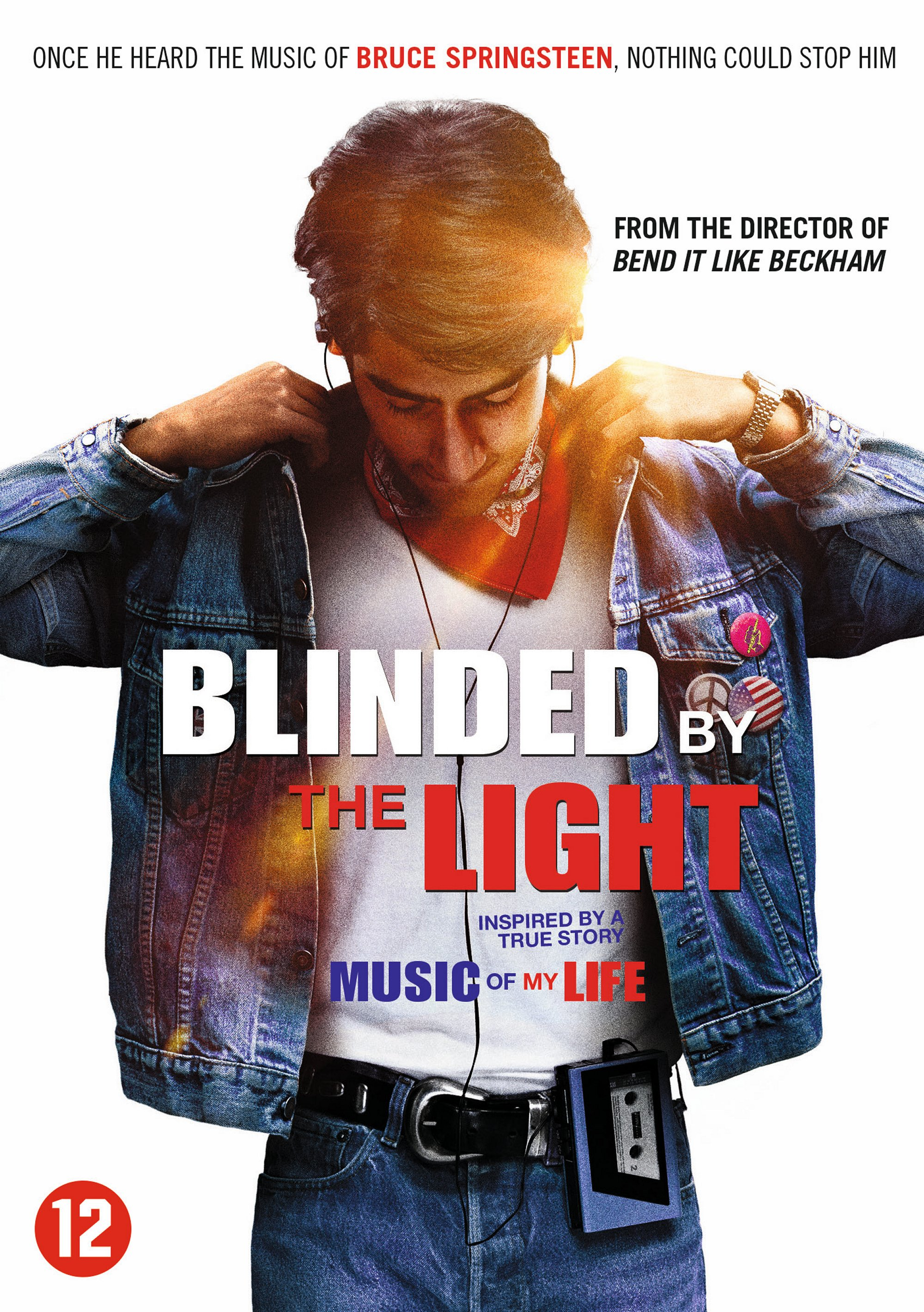 Affiche de film : Homme avec un casque, une veste et un bandana rouge. Titre 'Blinded by the Light' au-dessus de lui.