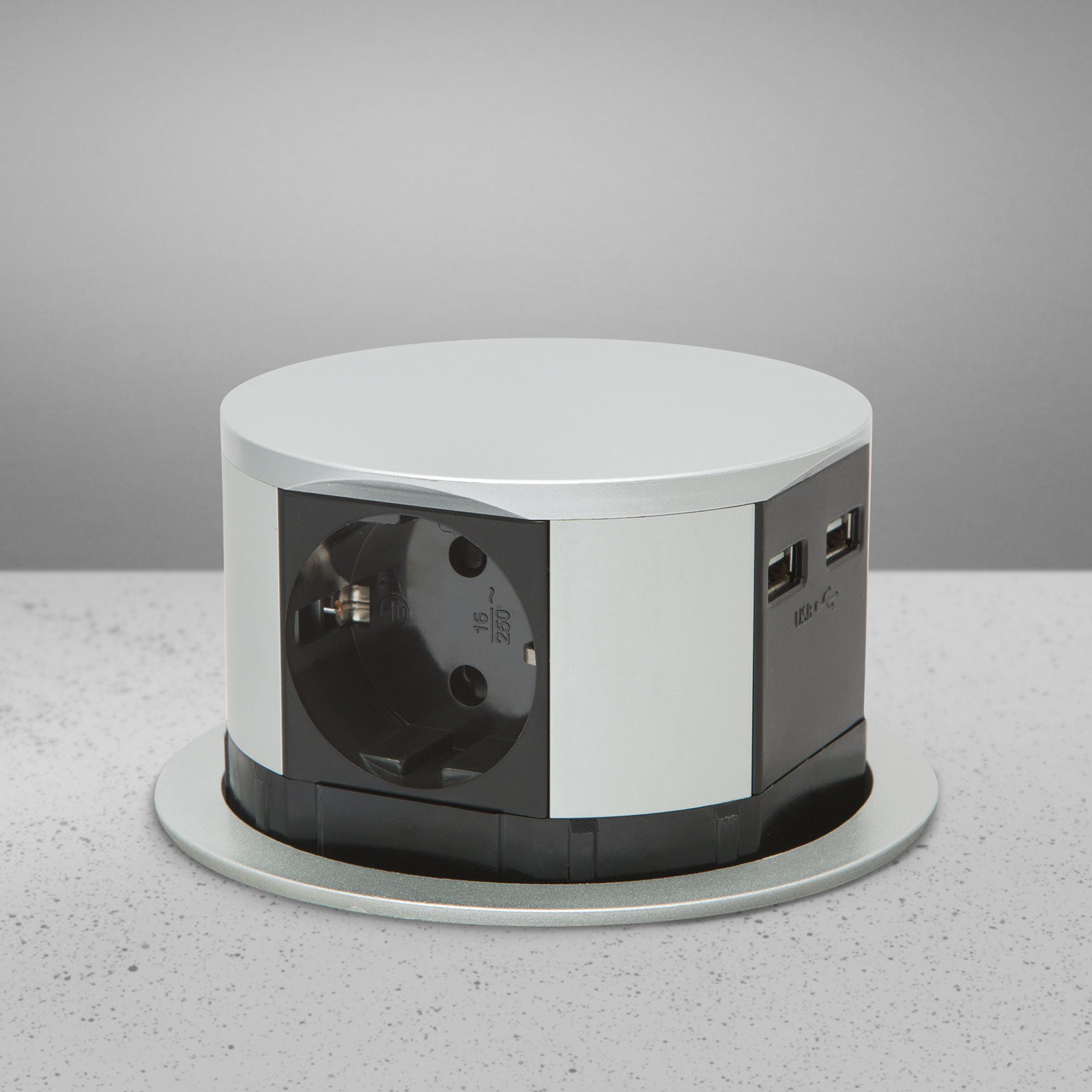 Ezüst-fekete konnektor felületbe építve. Kerek alakú, és van rajta egy USB port.