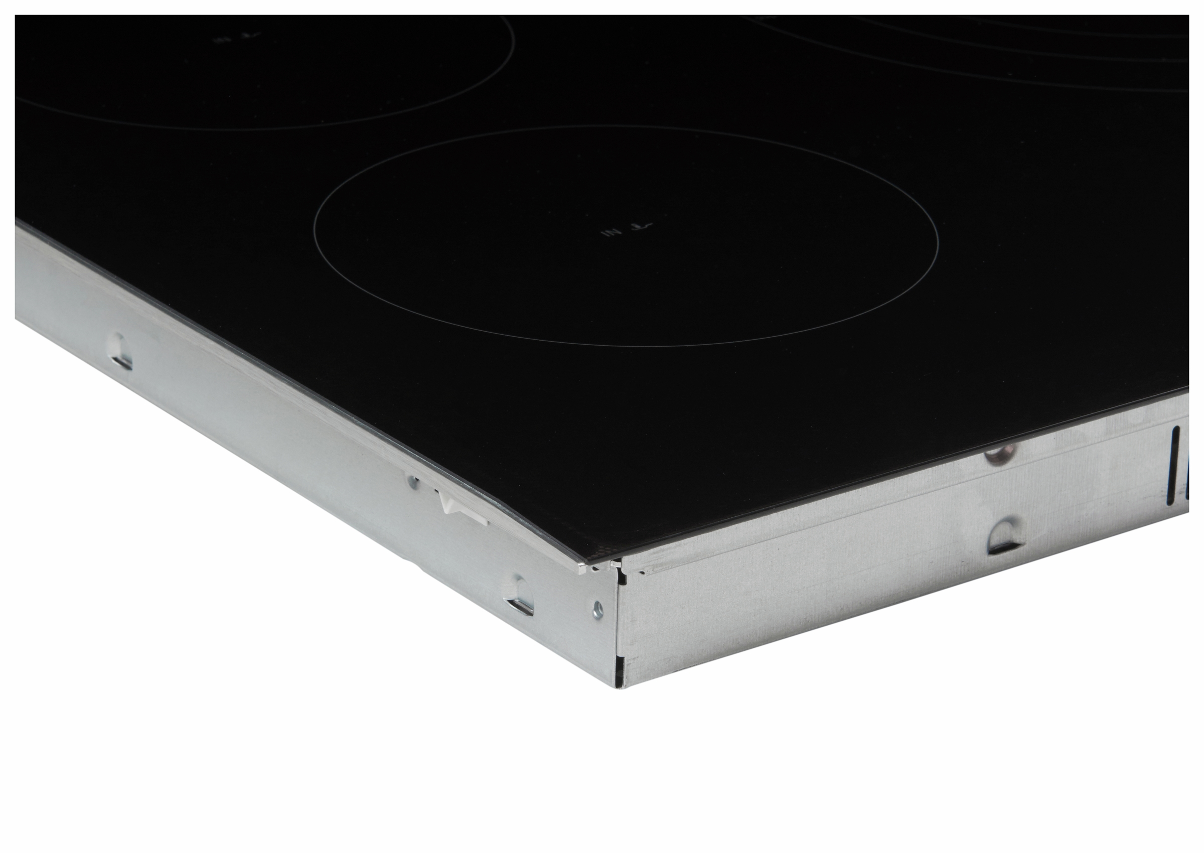 Gros plan sur une table de cuisson à induction noire avec bordure argentée.