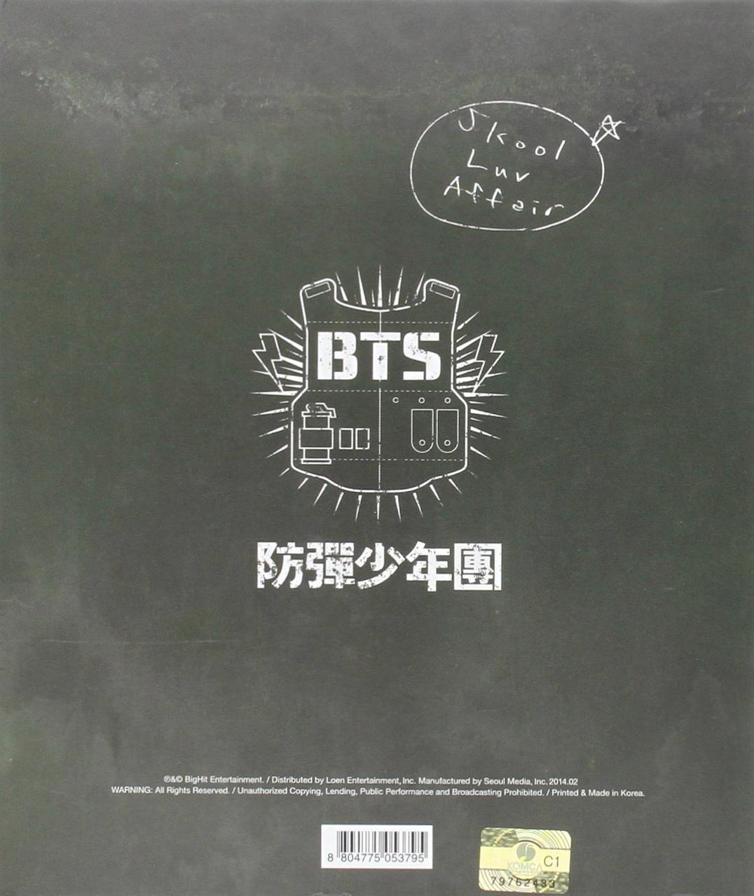 Rückseite eines BTS-Albums. Enthält ein Westendesign und koreanischen Text.