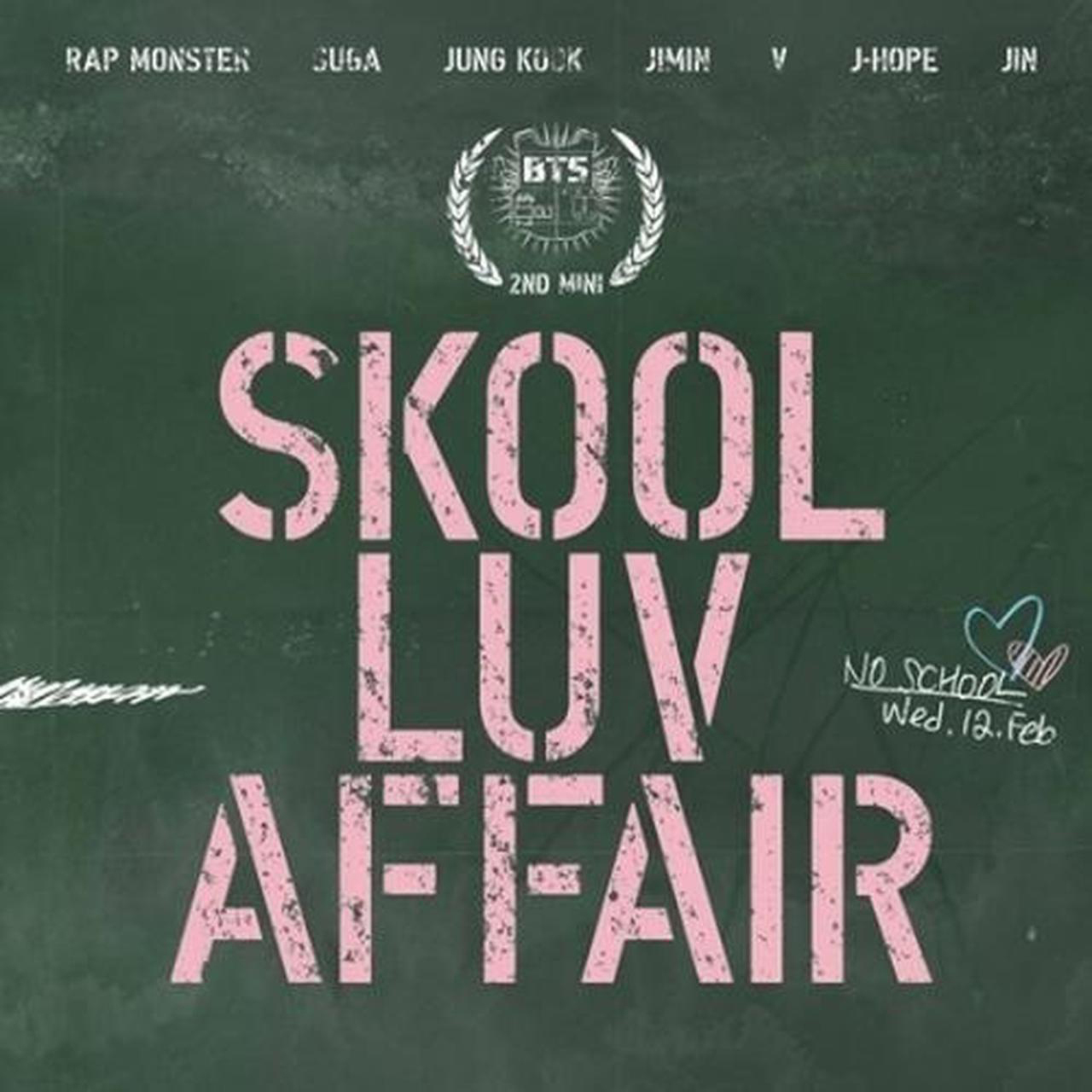 Albumcover mit pinkfarbenem Text: Skool Luv Affair, und Namen der Band BTS auf einer Tafel.