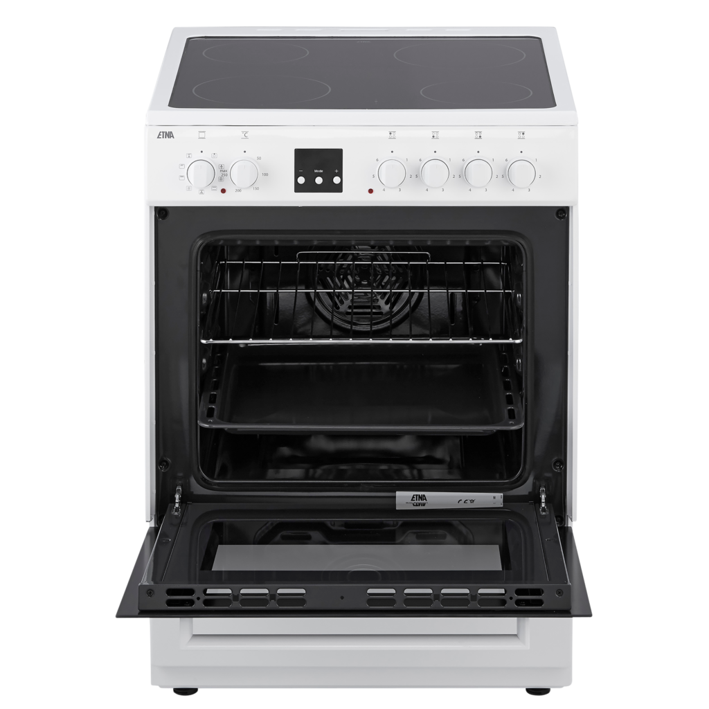 Cuisinière électrique blanche avec quatre brûleurs, porte de four ouverte révèle grilles et un plat.