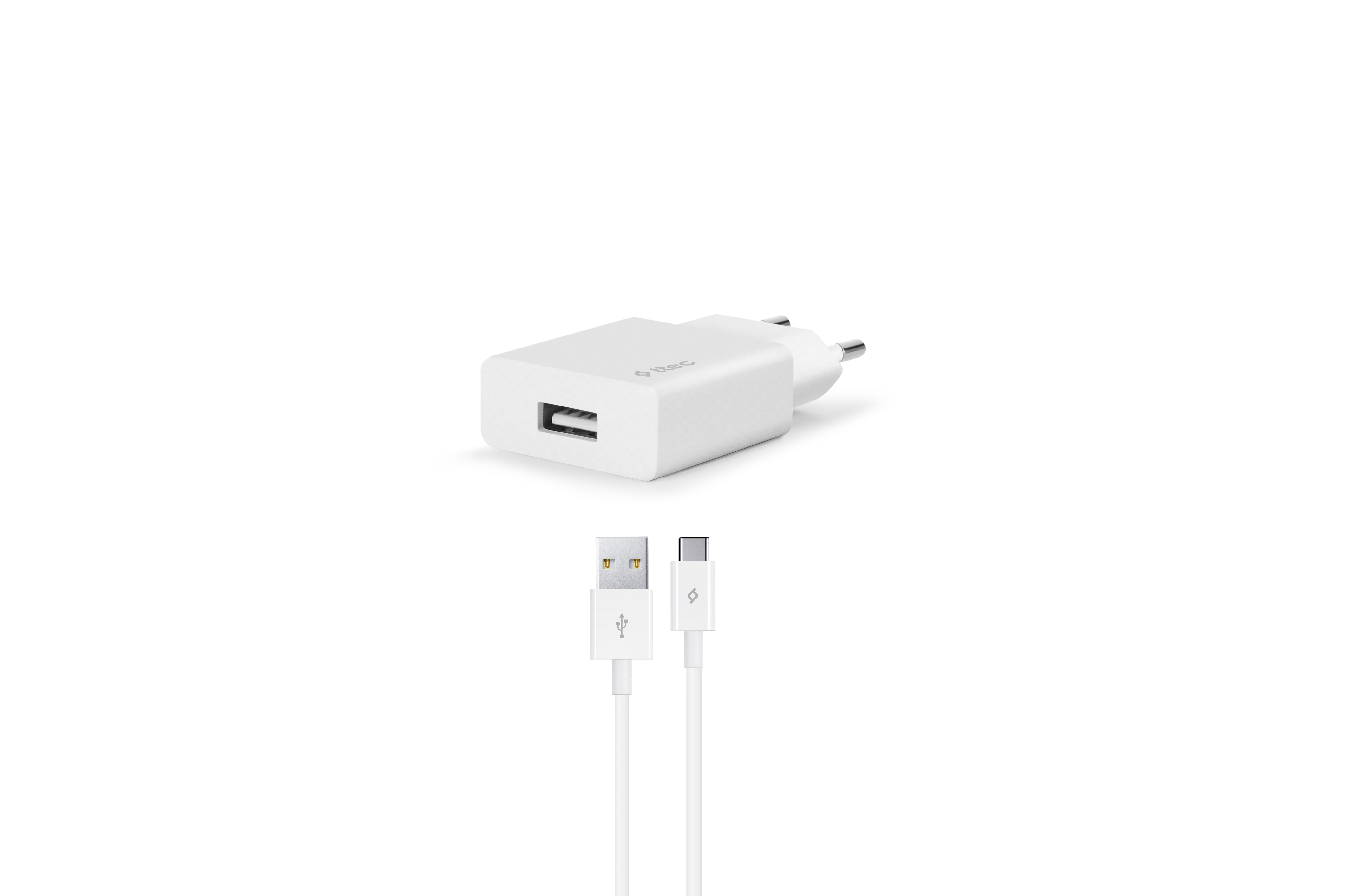USB kablosu ve USB-C kablosu olan beyaz bir USB şarj cihazı. Beyaz zemin.