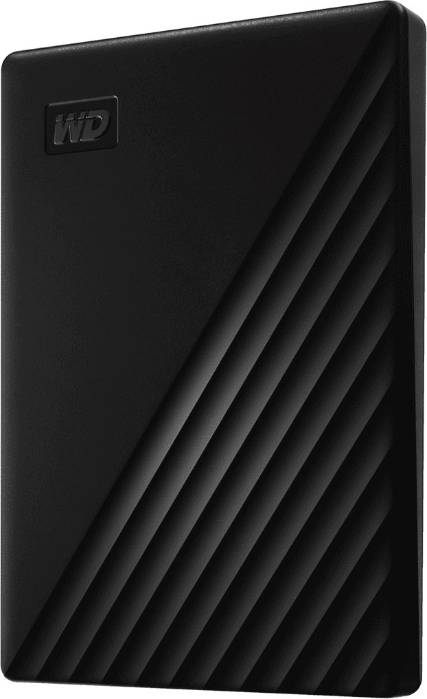 Zwarte WD externe harde schijf. Diagonale lijnen. WD-logo bovenaan. Schuine weergave, witte achtergrond.