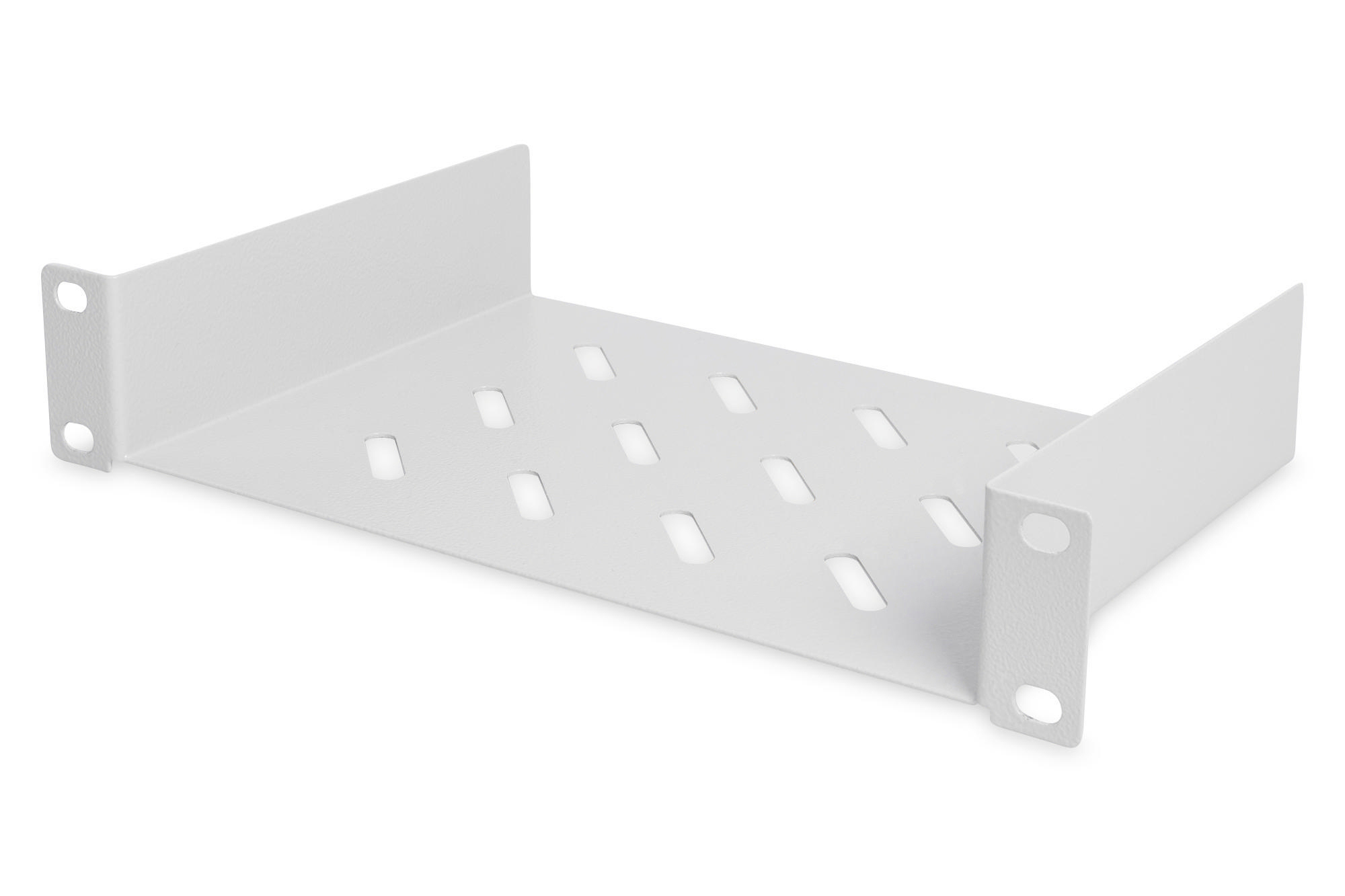Ein weißes Rack-Regal mit Lüftungsschlitzen und Montagebohrungen.