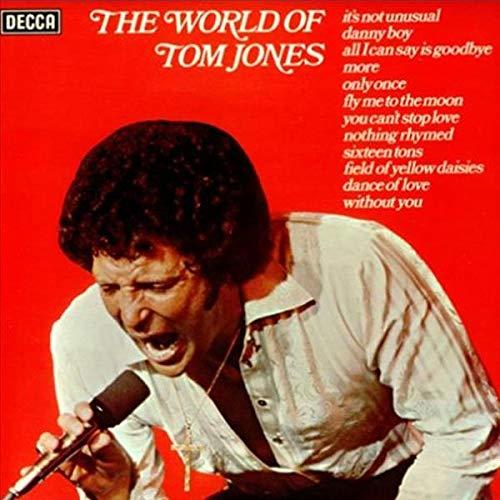 Pochette d'album de Tom Jones chantant dans un microphone. Le fond est rouge.