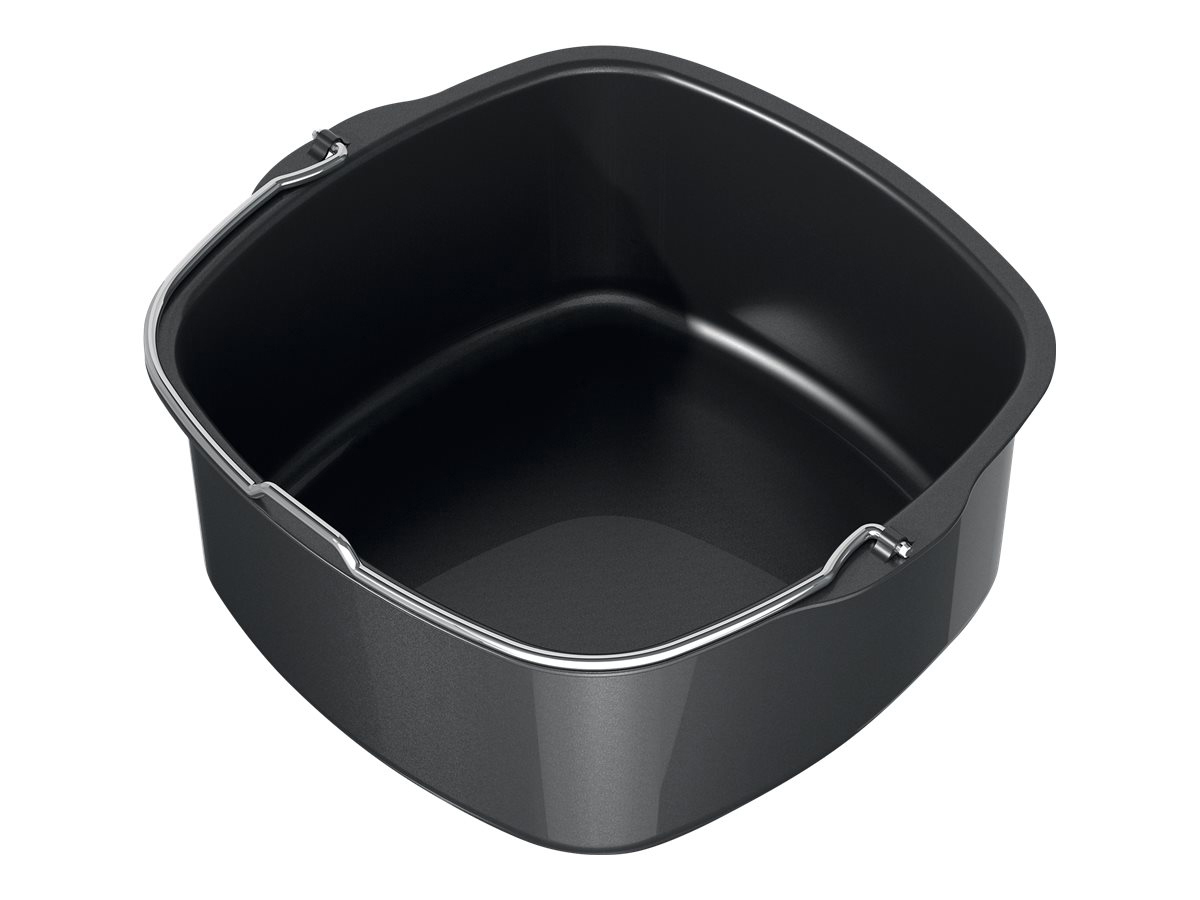 Quadratischer, schwarzer Airfryer-Korb mit Metallgriff.