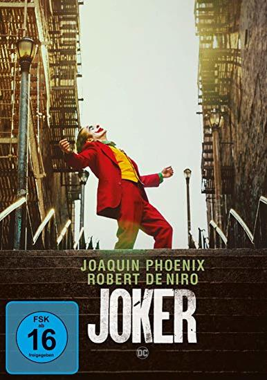 Filmposter mit Joker auf einer Treppe. Roter Anzug, grünes Haar. Gebäude im Hintergrund.
