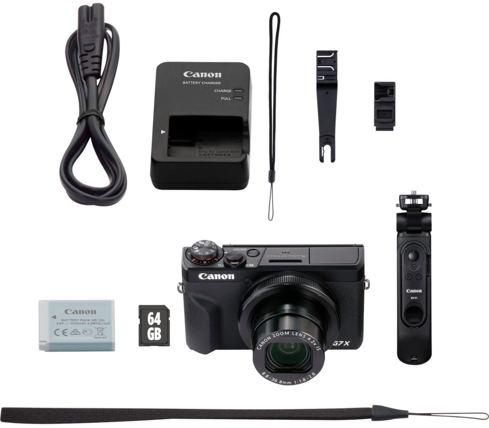Canon camerakit met een camera, oplader, batterij, SD-kaart, riemen en accessoires.