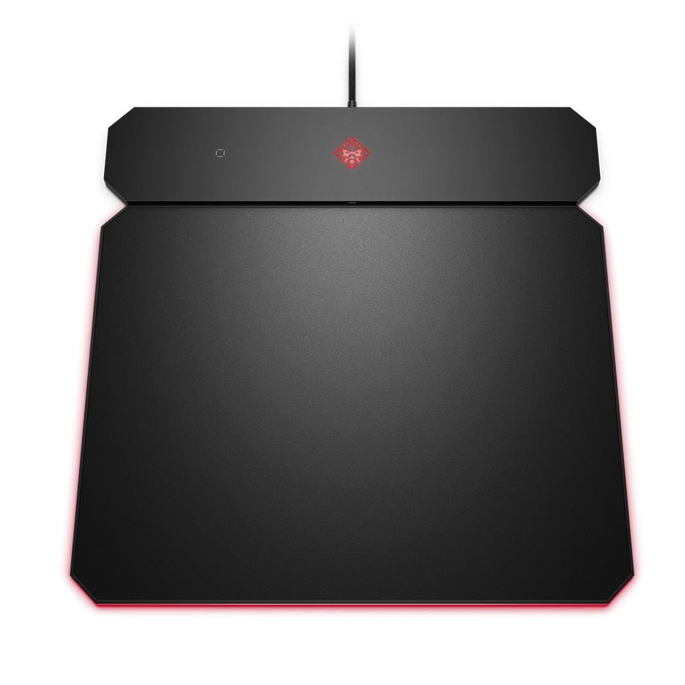 Alt kenarında kırmızı ışık bulunan siyah oyun mousepad'i.
