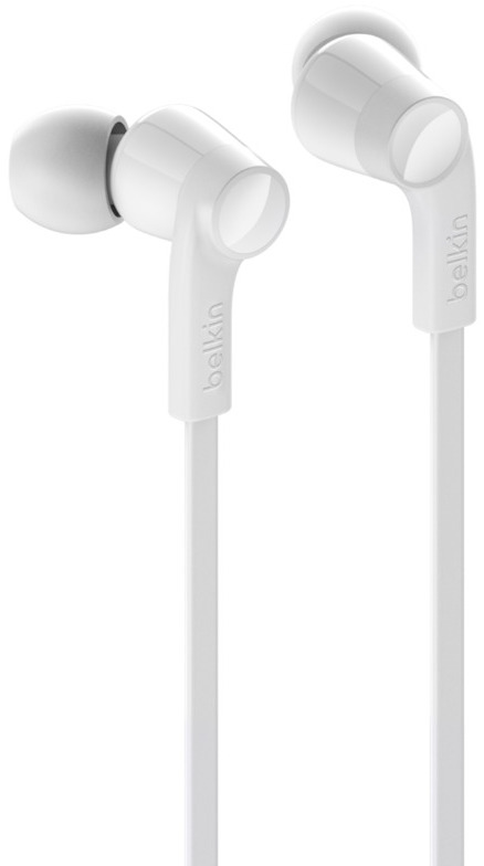 Set witte Belkin oortelefoontjes met een witte kabel, van dichtbij bekeken.