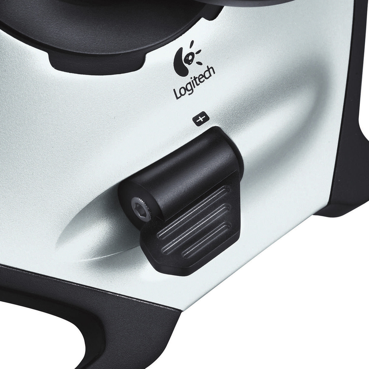 Nahaufnahme eines Logitech-Geräts, mit einem schwarzen Drehregler und dem Logitech-Logo. Hellgrau.