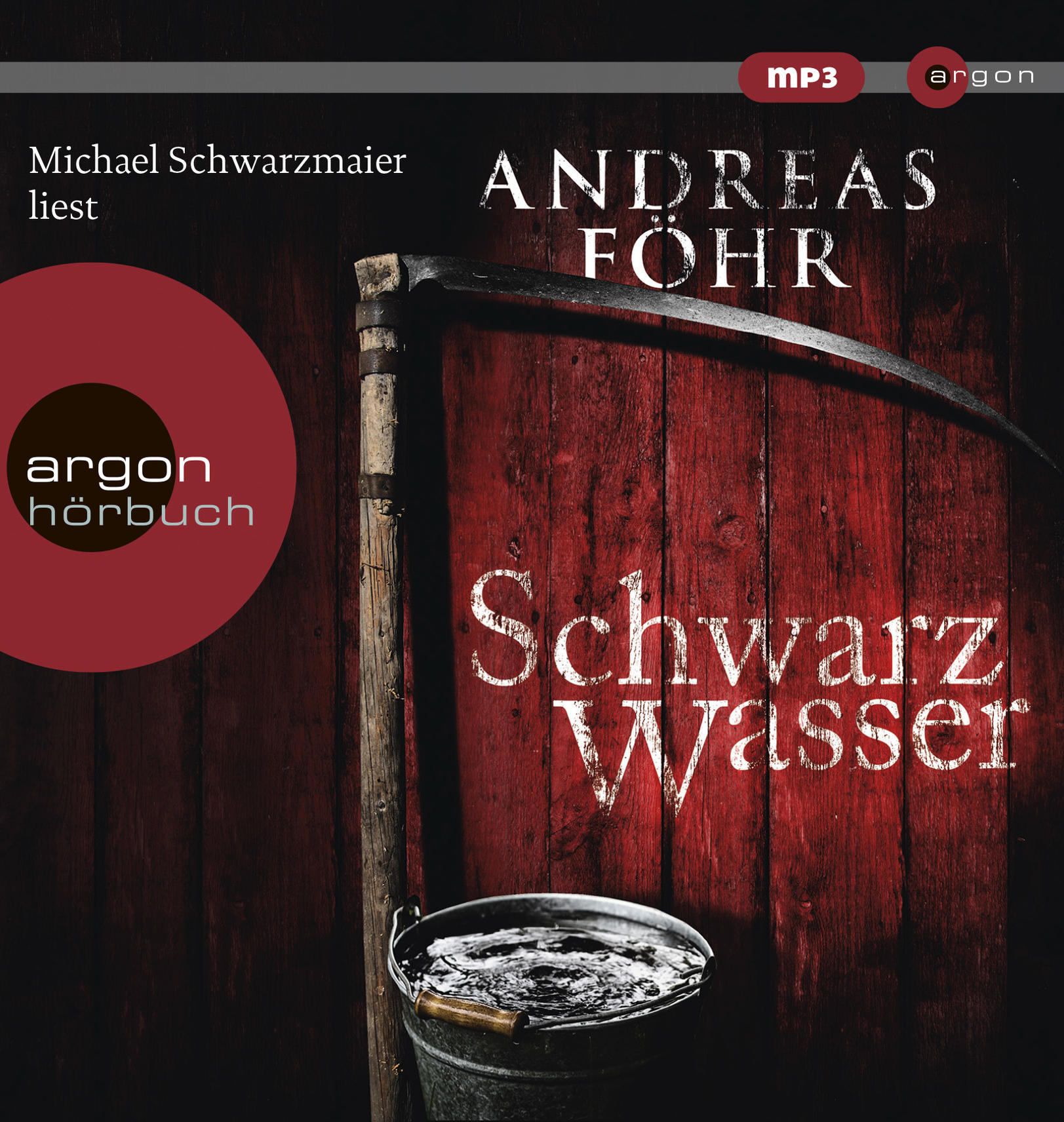 Hörbuchcover. Sense lehnt an roter Holzwand. Metalleimer mit Wasser. Text-Overlay.