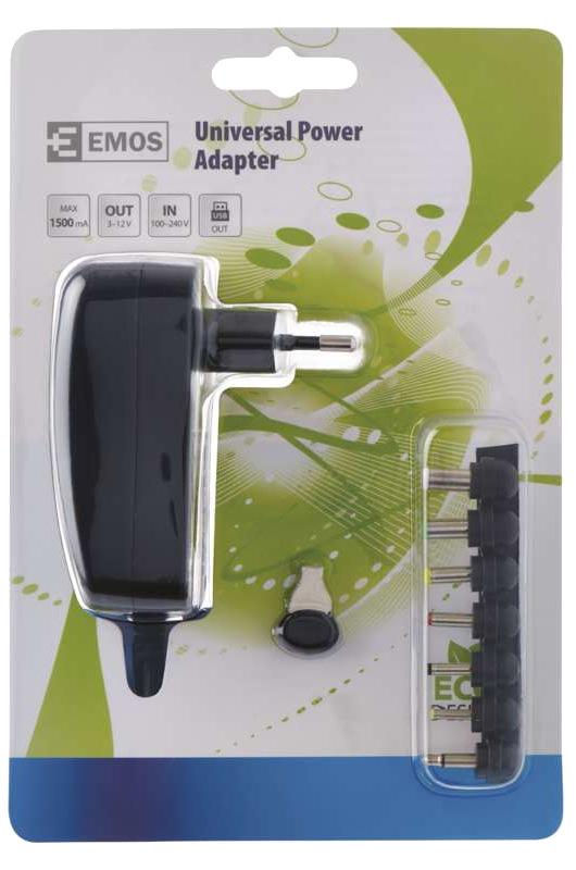 Egy univerzális hálózati adapter műanyag csomagolásban, különböző dugasz adapterekkel.