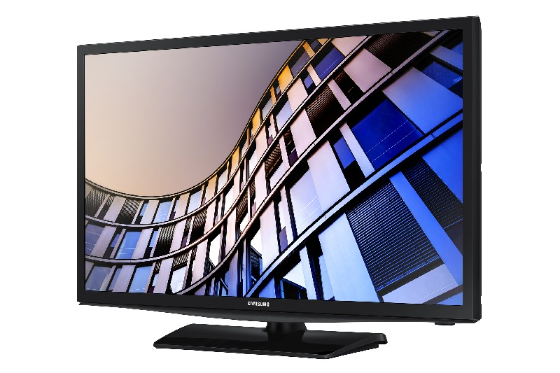 Televisor de pantalla plana con una imagen de un edificio en la pantalla. Es de la marca Samsung.
