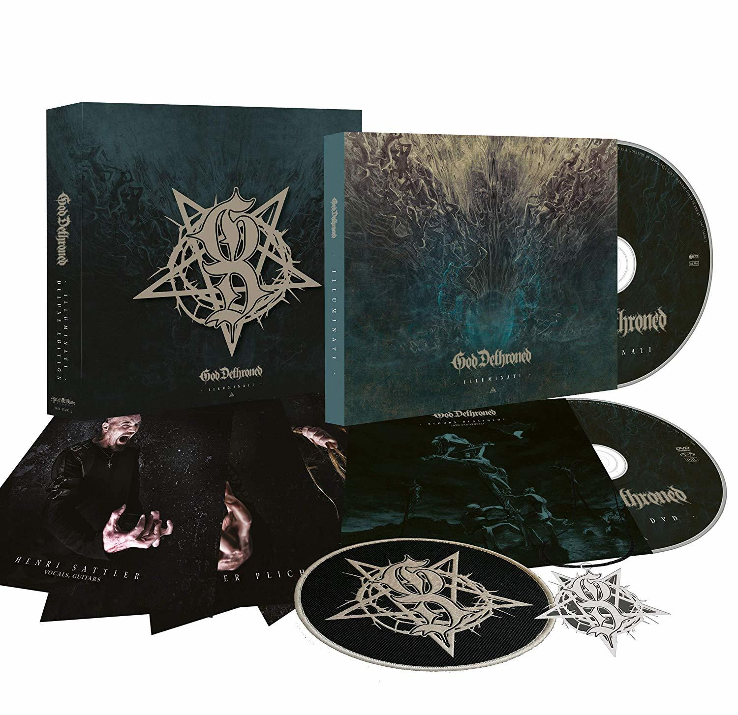Un coffret d'un album de musique. La pochette de l'album présente un logo métallique. Il y a des CD et des œuvres d'art.