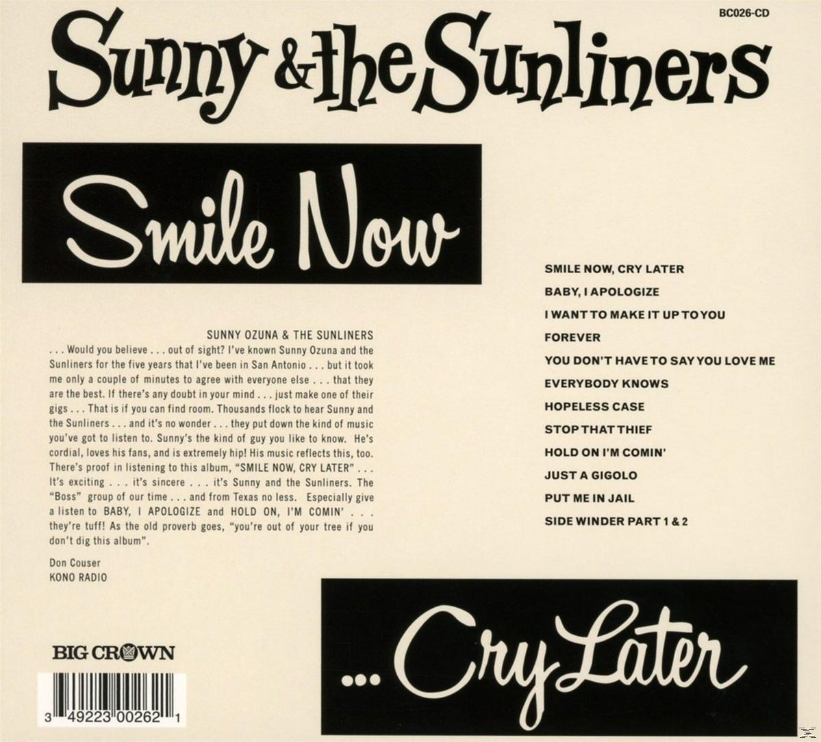 Albumhoes voor Sunny & The Sunliners, getiteld 'Smile Now, Cry Later'. Bevat tekst en een zwarte achtergrond.