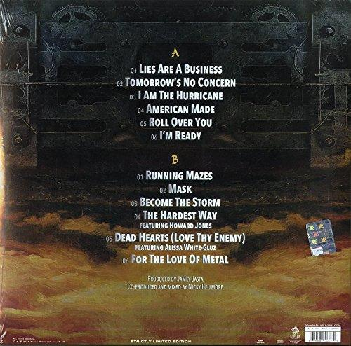 Egy bakelit album hátlapja a dalok címeivel és a stáblistával naplementés háttér előtt.