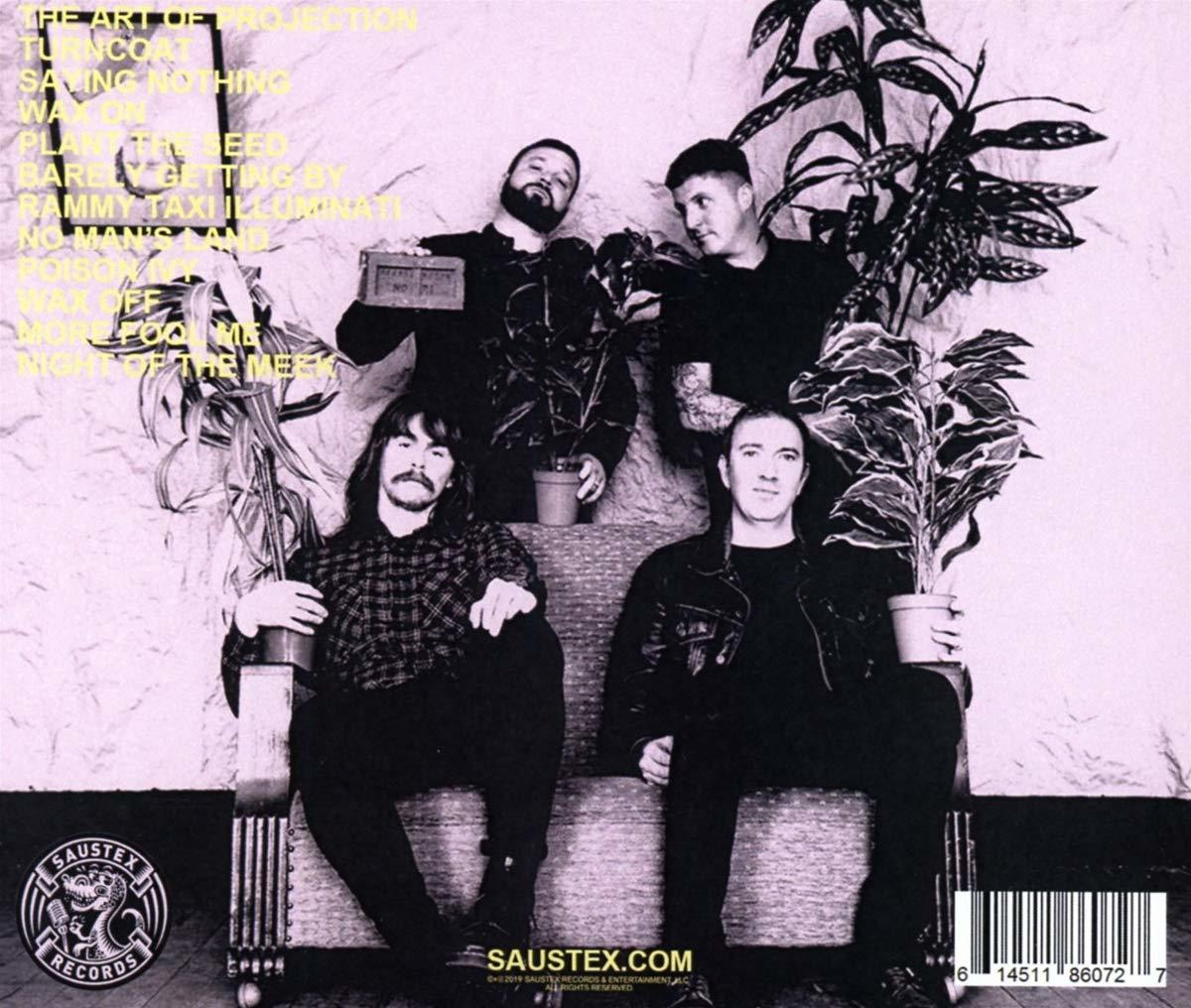 Pochette d'album avec quatre hommes, une rangée de plantes, du texte et un logo de groupe. Fond rose.