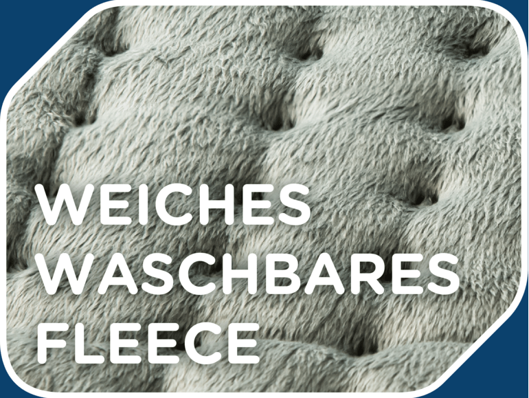Primo piano di un tessuto in pile grigio con design trapuntato. Il testo bianco recita 'WEICHES WASCHBARES FLEECE' su un telaio blu.