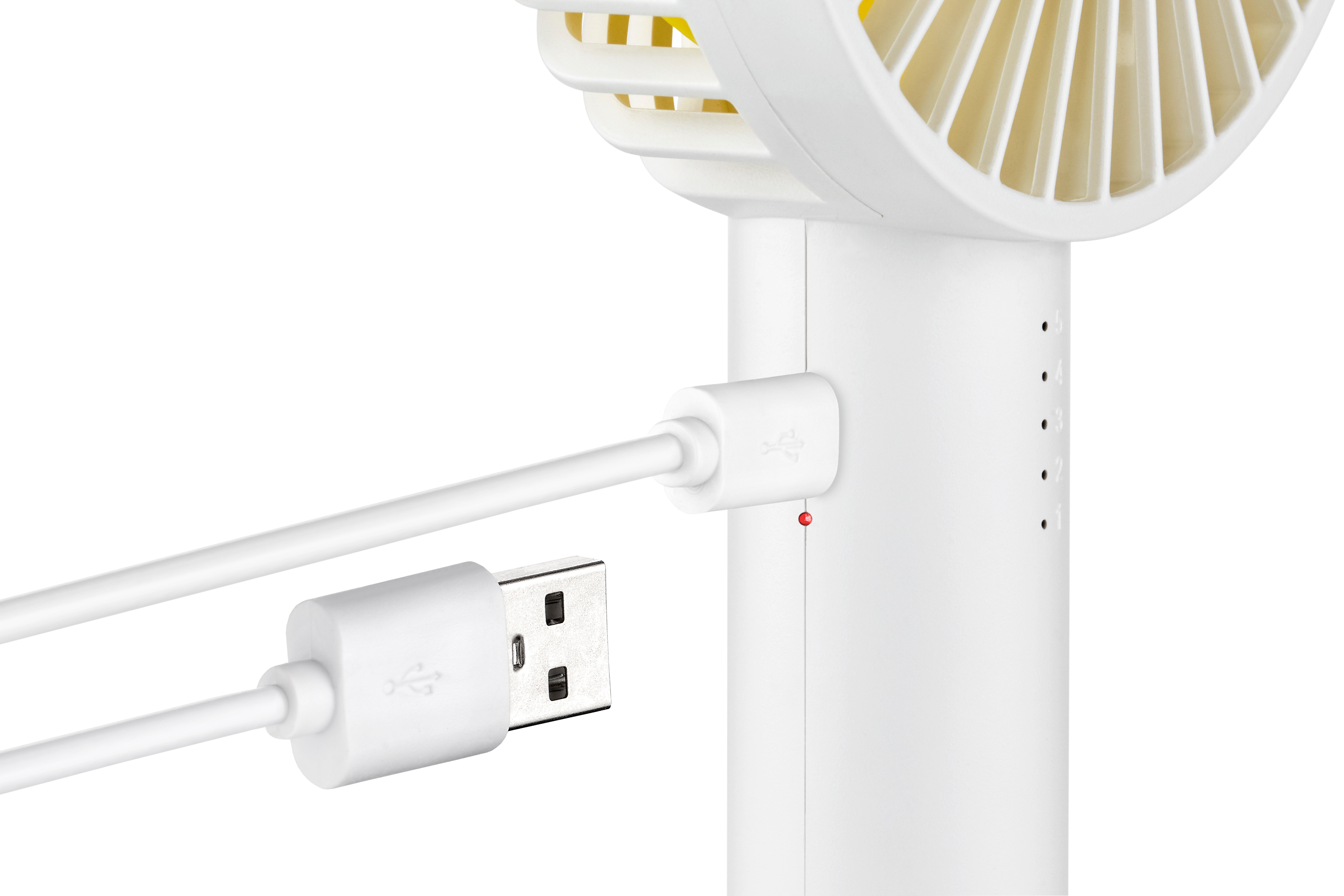 Ein weißer USB-Ventilator wird aufgeladen, eine rote LED leuchtet.