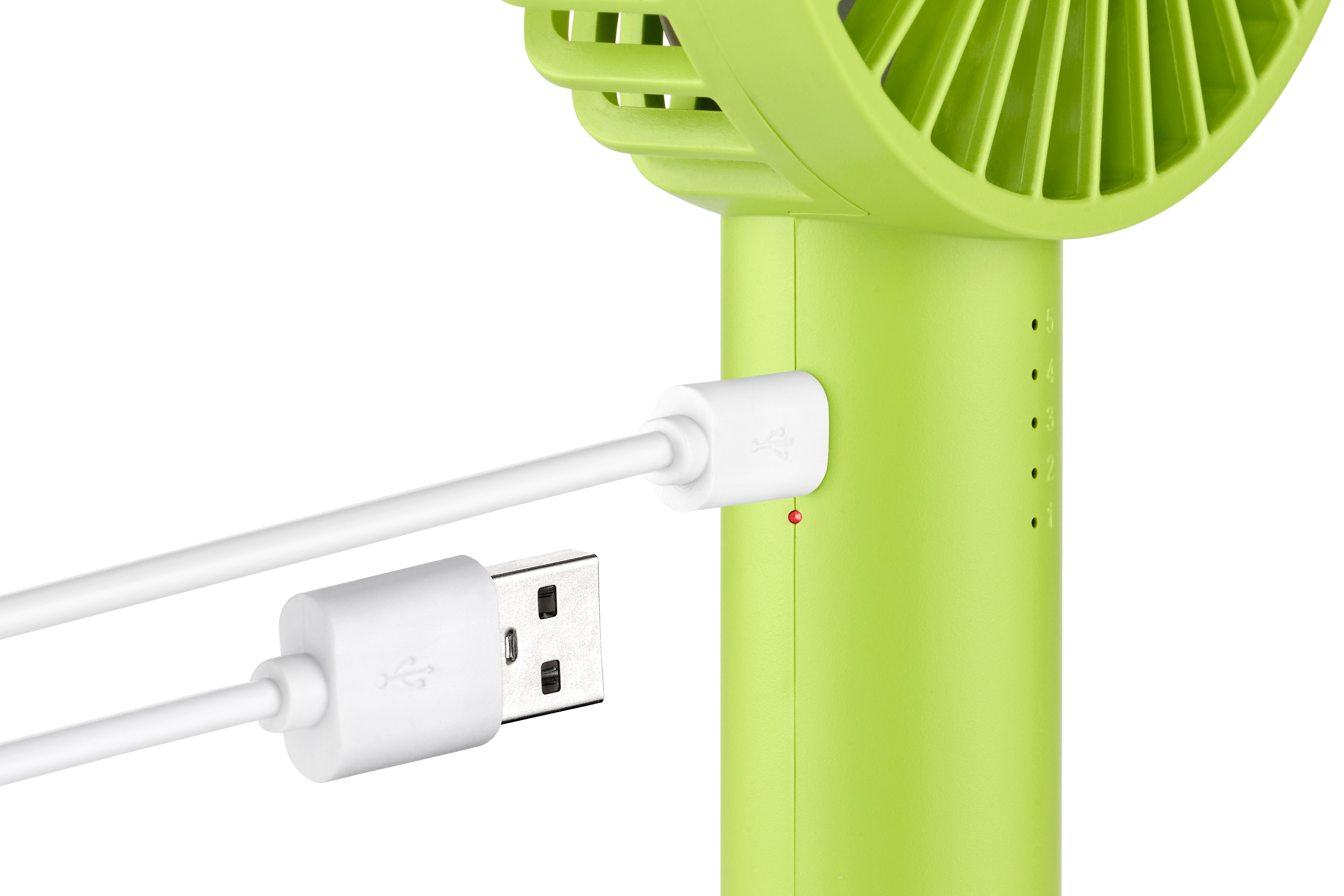 Ein hellgrüner Ventilator mit USB-Kabel wird aufgeladen. Eine rote LED leuchtet.
