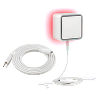 Weißer Würfel mit rotem Leuchten an einer Seite, verbunden mit einem Kabel. Weißer Hintergrund.
