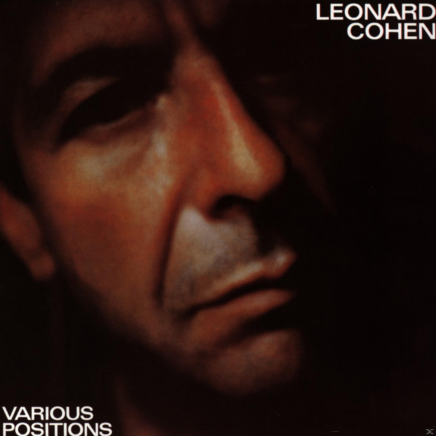 Leonard Cohen közeli portréja mély árnyékokkal és szöveggel.