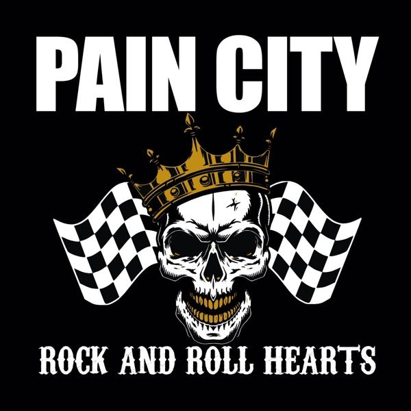 Schädel mit Krone, gekreuzten karierten Flaggen, den Worten 'PAIN CITY' und 'ROCK AND ROLL HEARTS'.